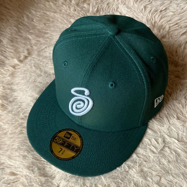 STUSSY - STUSSY Curly S New Era Cap 7 5/8 グリーン の通販 by