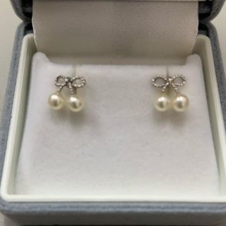 ミキモト(MIKIMOTO)のリボン　パール　ピアス　K18WG  18金　18k(ピアス)