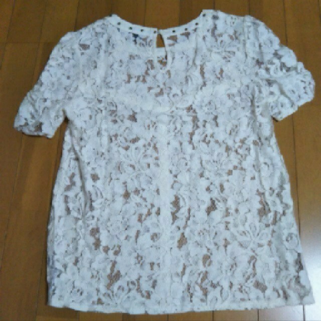 FOREVER 21(フォーエバートゥエンティーワン)の花柄 白トップス レース レディースのトップス(シャツ/ブラウス(半袖/袖なし))の商品写真