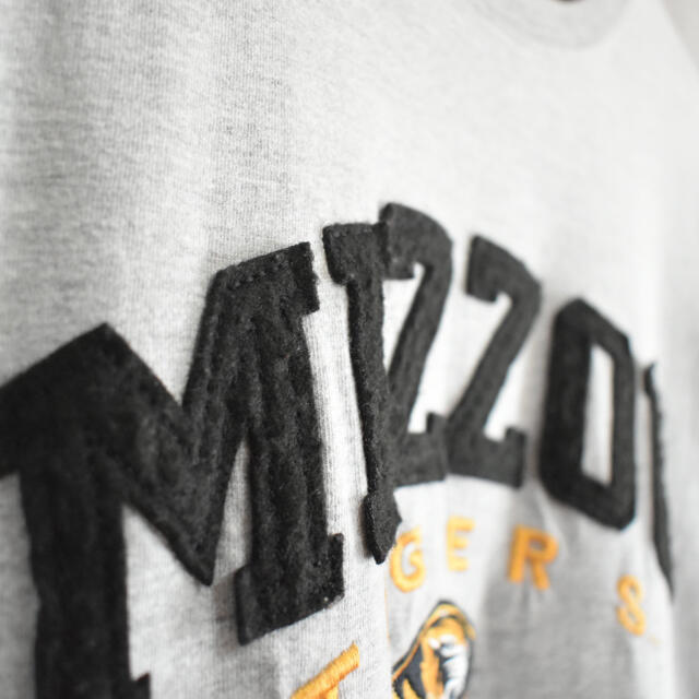 Reebok(リーボック)のMIZZOU 刺繍ロゴ　グレー　Tシャツ　オーバーサイズ　トラ　ワンポイント メンズのトップス(Tシャツ/カットソー(半袖/袖なし))の商品写真