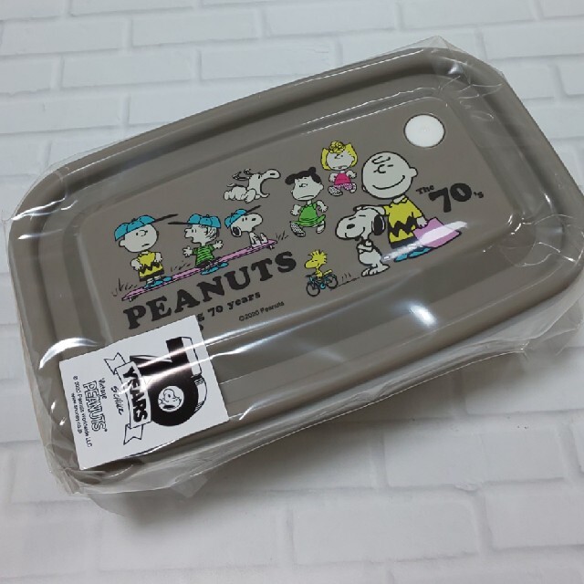 PEANUTS(ピーナッツ)のスヌーピー　保存容器　コンテナ　ランチボックス　弁当箱　モノトーン　グレー インテリア/住まい/日用品のキッチン/食器(容器)の商品写真