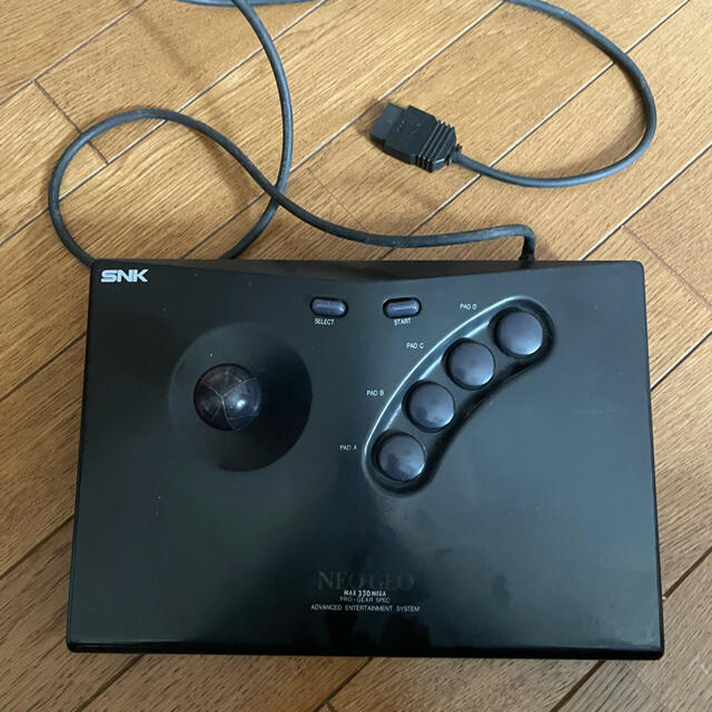 SNK(エスエヌケイ)のネオジオのステックコントローラーです。 エンタメ/ホビーのゲームソフト/ゲーム機本体(その他)の商品写真