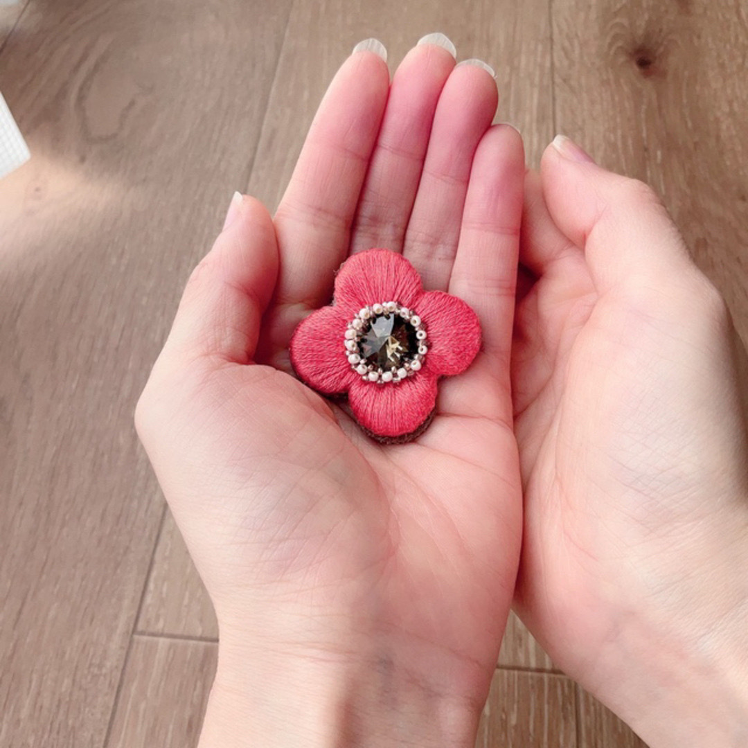 SWAROVSKI(スワロフスキー)のぷっくり艶めくお花の刺繍ブローチ　or　ポニーフック　コーラルピンク　珊瑚色 ハンドメイドのアクセサリー(ヘアアクセサリー)の商品写真