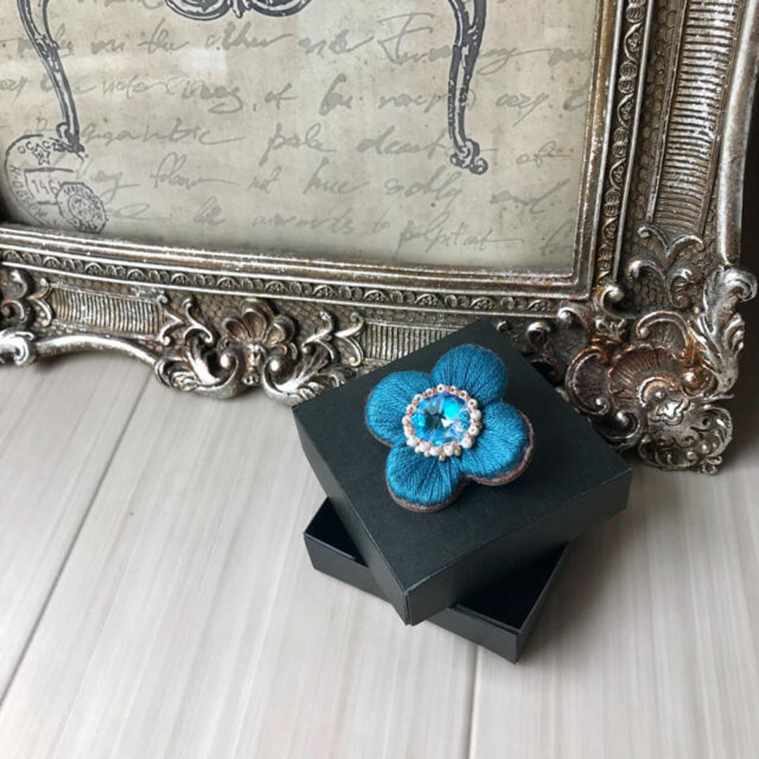 SWAROVSKI(スワロフスキー)のぷっくり艶めくお花の刺繍ブローチ　or　ポニーフックターコイズブルー  水色 ハンドメイドのアクセサリー(ヘアアクセサリー)の商品写真