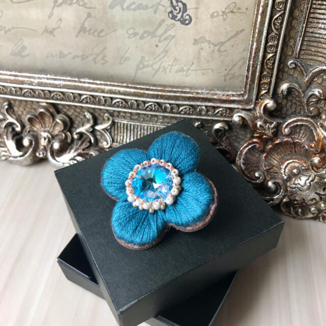 SWAROVSKI(スワロフスキー)のぷっくり艶めくお花の刺繍ブローチ　or　ポニーフックターコイズブルー  水色 ハンドメイドのアクセサリー(ヘアアクセサリー)の商品写真