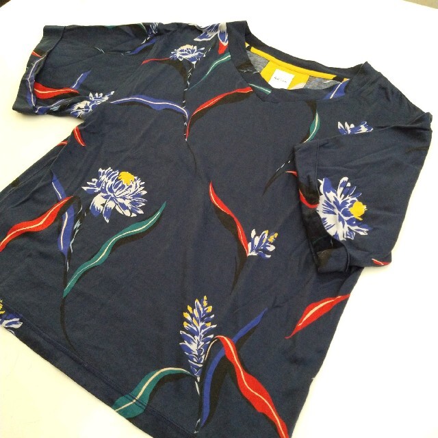 Paul Smith(ポールスミス)の良品　Paul Smith　レディース　花柄　フラワープリント　上品　和柄 レディースのトップス(Tシャツ(半袖/袖なし))の商品写真