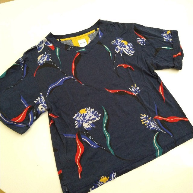 Paul Smith(ポールスミス)の良品　Paul Smith　レディース　花柄　フラワープリント　上品　和柄 レディースのトップス(Tシャツ(半袖/袖なし))の商品写真