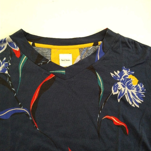 Paul Smith(ポールスミス)の良品　Paul Smith　レディース　花柄　フラワープリント　上品　和柄 レディースのトップス(Tシャツ(半袖/袖なし))の商品写真