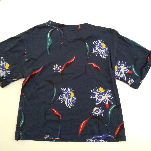 Paul Smith(ポールスミス)の良品　Paul Smith　レディース　花柄　フラワープリント　上品　和柄 レディースのトップス(Tシャツ(半袖/袖なし))の商品写真