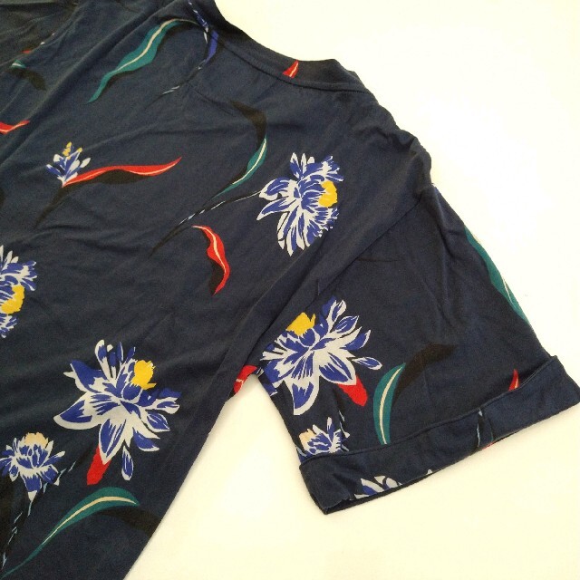 Paul Smith(ポールスミス)の良品　Paul Smith　レディース　花柄　フラワープリント　上品　和柄 レディースのトップス(Tシャツ(半袖/袖なし))の商品写真