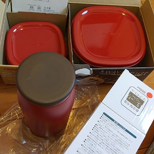 HARIO(ハリオ)の赤いホーロー両手鍋と赤いハリオの硝子保存容器と赤いマグボトルのセットです。 インテリア/住まい/日用品のキッチン/食器(鍋/フライパン)の商品写真