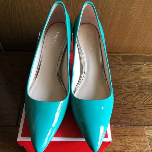 COACH - COACH コーチ 36.5 M グリーンエナメルパンプス 裏もレザーの