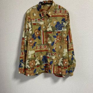 アメリヴィンテージ(Ameri VINTAGE)の古着　椿　柄シャツ　オープンカラーシャツ(シャツ/ブラウス(半袖/袖なし))