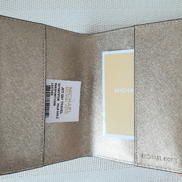 Michael Kors(マイケルコース)の【新品】マイケルコース MICHAEL KORS レザー パスポートホルダー レディースのファッション小物(その他)の商品写真
