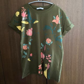 ザラ(ZARA)の☆【送料込み】ZARA ティシャツ　カーキ　花柄(Tシャツ(半袖/袖なし))