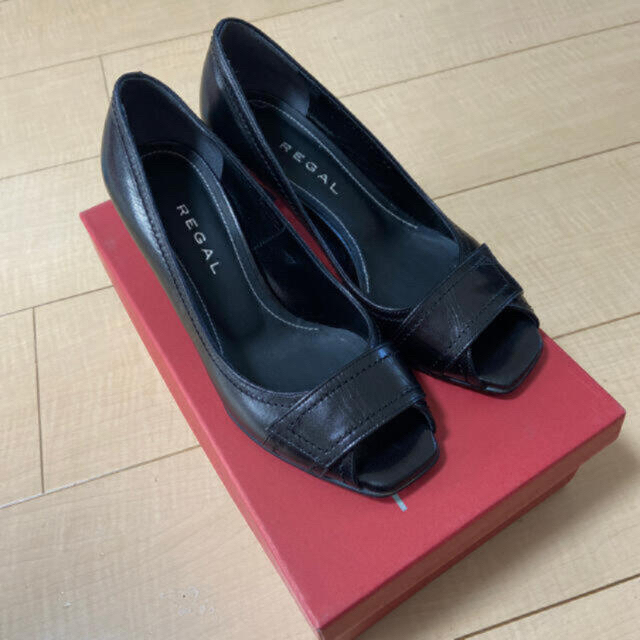 REGAL(リーガル)の新品未使用⭐️REGAL  黒オープントゥパンプス　22（箱なし） レディースの靴/シューズ(ハイヒール/パンプス)の商品写真