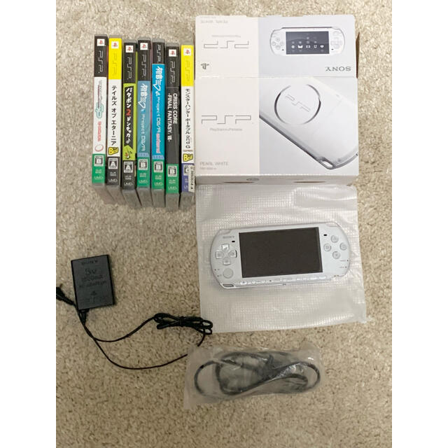 PlayStation Portable(プレイステーションポータブル)のPSP-3000＋ソフト7本セット エンタメ/ホビーのゲームソフト/ゲーム機本体(携帯用ゲーム機本体)の商品写真