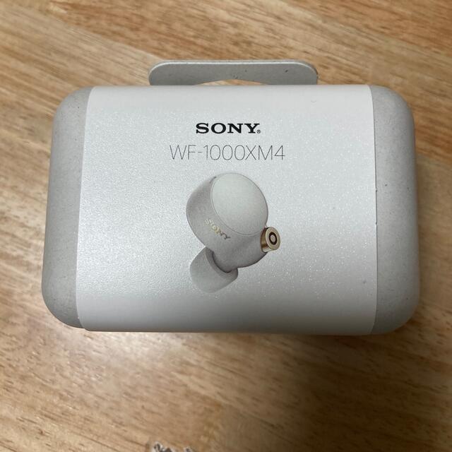 SONY(ソニー)のSONY フルワイヤレスイヤホン プラチナシルバー WF1000XM4 スマホ/家電/カメラのオーディオ機器(ヘッドフォン/イヤフォン)の商品写真