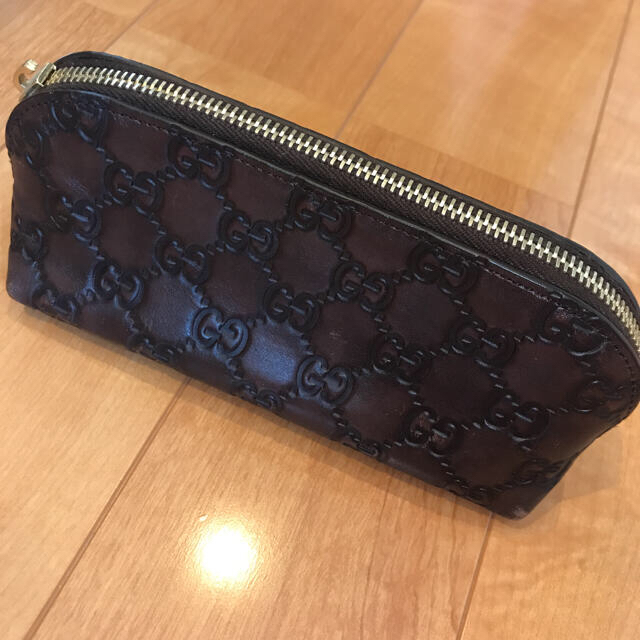 底の一部に黒い線あり】グッチ シマレザーポーチ 162torArab