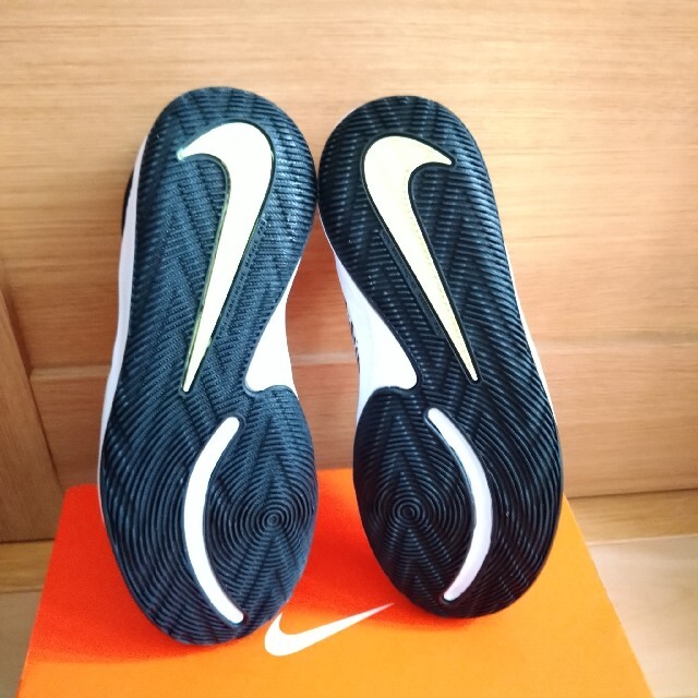 NIKE(ナイキ)の稔様専用💛新品未使用✨ナイキ　スニーカー　白　NIKE　23.5cm キッズ/ベビー/マタニティのキッズ靴/シューズ(15cm~)(スニーカー)の商品写真