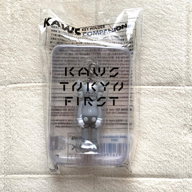 MEDICOM TOY(メディコムトイ)のKAWS  KEYHOLDER カウズ　トウキョウ　ファースト　キーホルダー　 メンズのファッション小物(キーホルダー)の商品写真