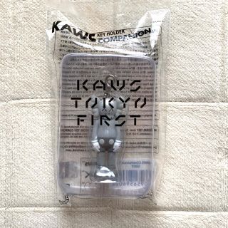 メディコムトイ(MEDICOM TOY)のKAWS  KEYHOLDER カウズ　トウキョウ　ファースト　キーホルダー　(キーホルダー)