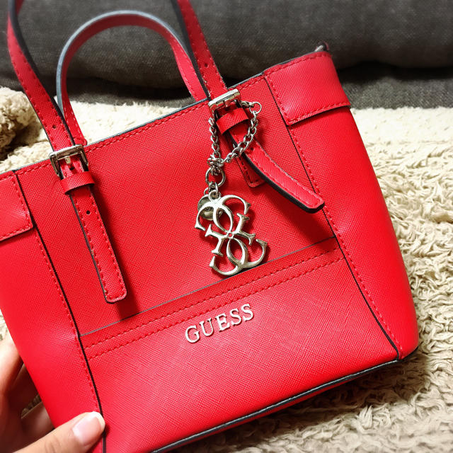 GUESS(ゲス)の赤バック✨ レディースのバッグ(ショルダーバッグ)の商品写真