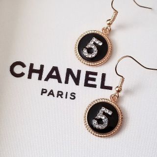 シャネル(CHANEL)のcoco風  No.5ピアス/BLACK(ピアス)