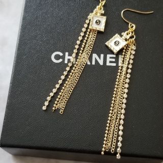 シャネル(CHANEL)のNo.5パフューム/ロングチェーンピアス/WHITE(ピアス)