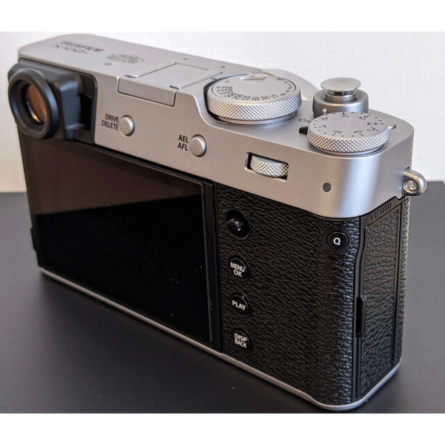 富士フイルム(フジフイルム)のFUJIFILM X100V シルバー 純正フード 純正フィルター付 スマホ/家電/カメラのカメラ(コンパクトデジタルカメラ)の商品写真