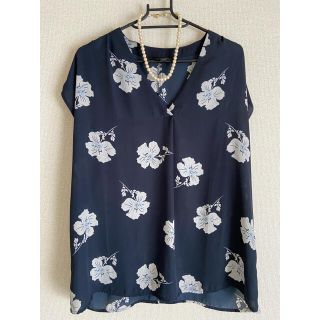 バナナリパブリック(Banana Republic)の【処分品】バナナリパブリック　花柄ネイビーブラウス　サイズM(シャツ/ブラウス(半袖/袖なし))