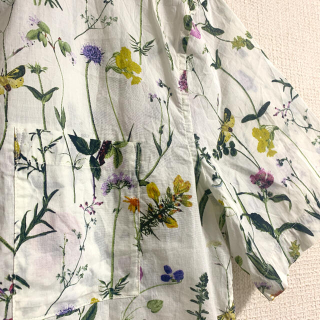 H&M(エイチアンドエム)のシャツ　ボタニカル柄　花柄　蝶柄 メンズのトップス(シャツ)の商品写真