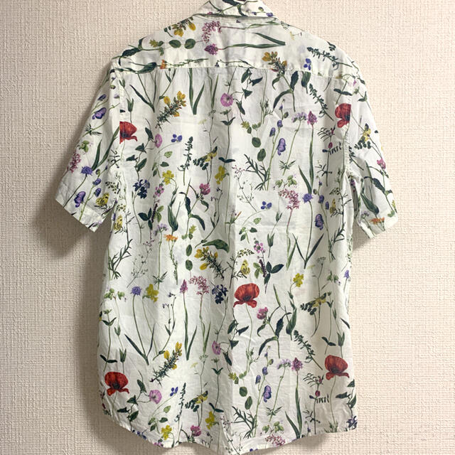 H&M(エイチアンドエム)のシャツ　ボタニカル柄　花柄　蝶柄 メンズのトップス(シャツ)の商品写真