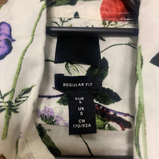 H&M(エイチアンドエム)のシャツ　ボタニカル柄　花柄　蝶柄 メンズのトップス(シャツ)の商品写真