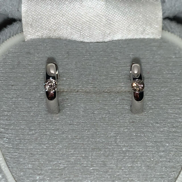 新品未使用 K18WG 一粒.ダイヤ 0.14ct フープ ピアス 話題の行列 14170