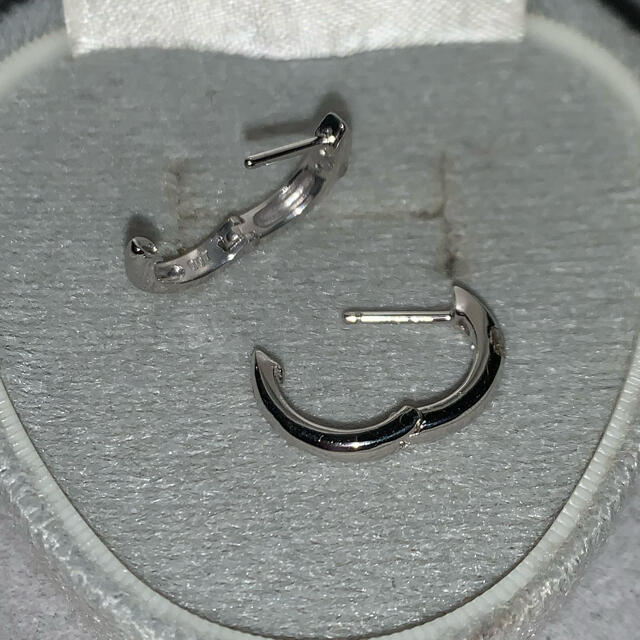 新品未使用 K18WG 一粒.ダイヤ 0.14ct フープ ピアス 話題の行列 14170