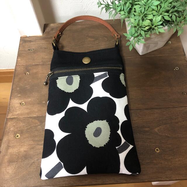 marimekko(マリメッコ)のスマホケース　スマホポーチ　かわいい！　ハンドメイド　マリメッコ  ウニッコ ハンドメイドのファッション小物(ポーチ)の商品写真