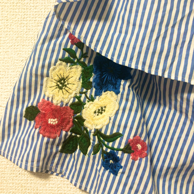 Bershka(ベルシュカ)のBershuka  フラワー刺繍ストライプトップス レディースのトップス(シャツ/ブラウス(半袖/袖なし))の商品写真