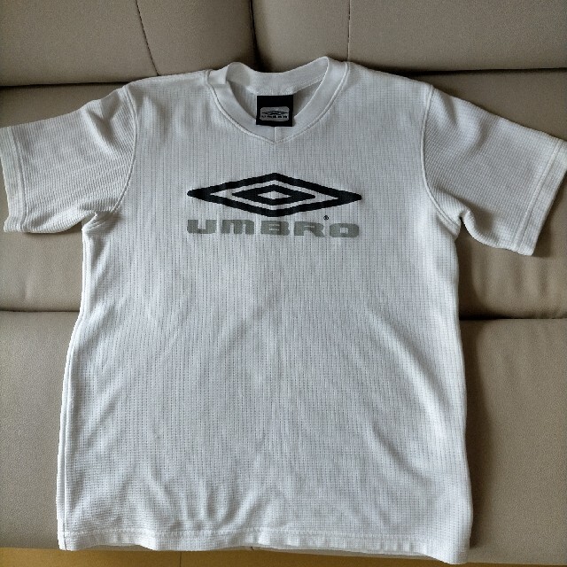 UMBRO(アンブロ)のumbro　140　白　プラクティスTシャツ スポーツ/アウトドアのサッカー/フットサル(ウェア)の商品写真