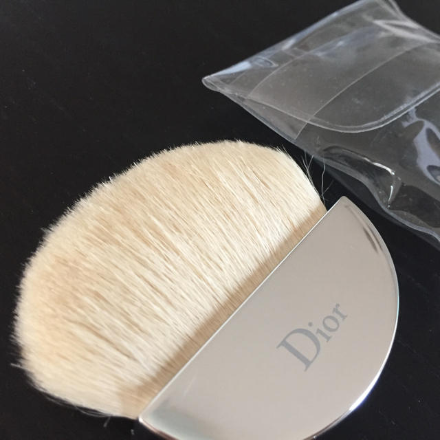 Dior(ディオール)のフェイスパウダーブラシ✨ディオール コスメ/美容のベースメイク/化粧品(フェイスパウダー)の商品写真
