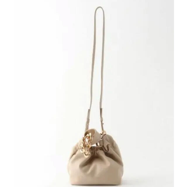 L'Appartement DEUXIEME CLASSE(アパルトモンドゥーズィエムクラス)のhand bag with chain  ベージュ レディースのバッグ(ショルダーバッグ)の商品写真