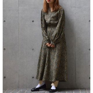 ダブルクローゼット(w closet)のw closet  小花柄ボリューム袖ワンピース　ブラック(ロングワンピース/マキシワンピース)