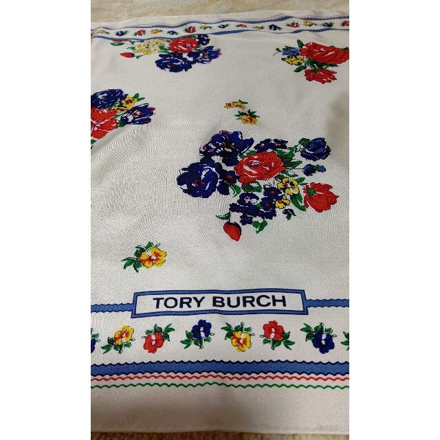 Tory Burch(トリーバーチ)の極美品【Tory Burch】白の柄スカーフ レディースのファッション小物(バンダナ/スカーフ)の商品写真
