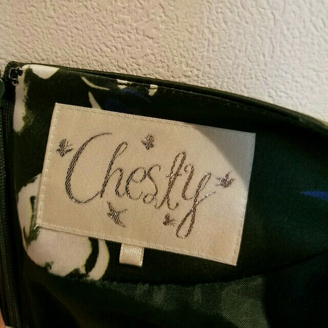Chesty(チェスティ)のChesty フラワーサテンワンピース チェスティ 未使用 レディースのワンピース(ひざ丈ワンピース)の商品写真