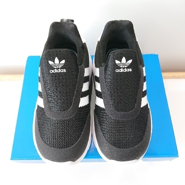 adidas(アディダス)の【新品】アディダス  スニーカー  13cm キッズ/ベビー/マタニティのベビー靴/シューズ(~14cm)(スリッポン)の商品写真