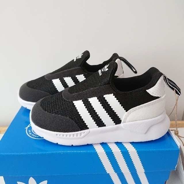 adidas(アディダス)の【新品】アディダス  スニーカー  13cm キッズ/ベビー/マタニティのベビー靴/シューズ(~14cm)(スリッポン)の商品写真