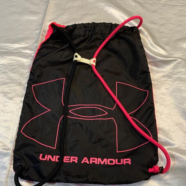 UNDER ARMOUR(アンダーアーマー)のアンダーアーマー  ナップサック　黒・ピンク　正規品　中古 レディースのバッグ(リュック/バックパック)の商品写真