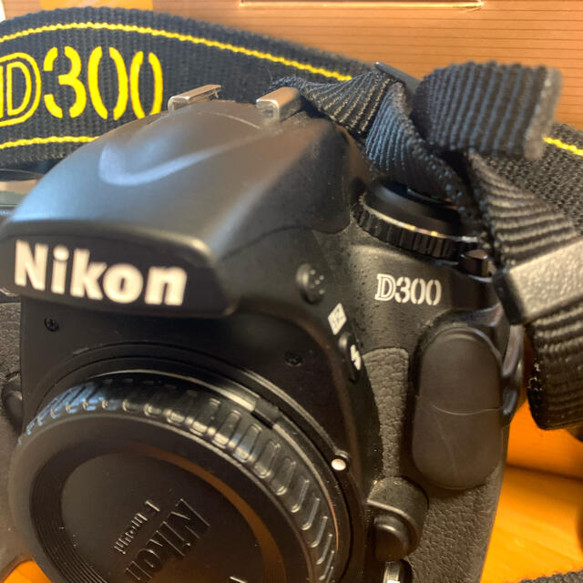 Nikon(ニコン)のD300 シャッター数4000 スマホ/家電/カメラのカメラ(デジタル一眼)の商品写真
