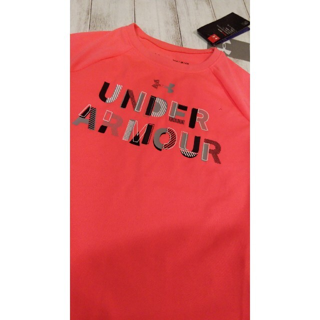 UNDER ARMOUR(アンダーアーマー)の★2750→1299【新品】UNDER ARMOUR ジュニアＴシャツ キッズ/ベビー/マタニティのキッズ服男の子用(90cm~)(Tシャツ/カットソー)の商品写真