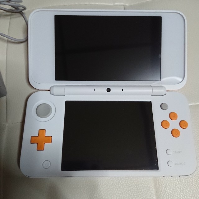 ニンテンドー2DS(ニンテンドー2DS)のNintendo ゲーム機本体 NEW ニンテンドー 2DS LL ホワイト/オ エンタメ/ホビーのゲームソフト/ゲーム機本体(携帯用ゲーム機本体)の商品写真